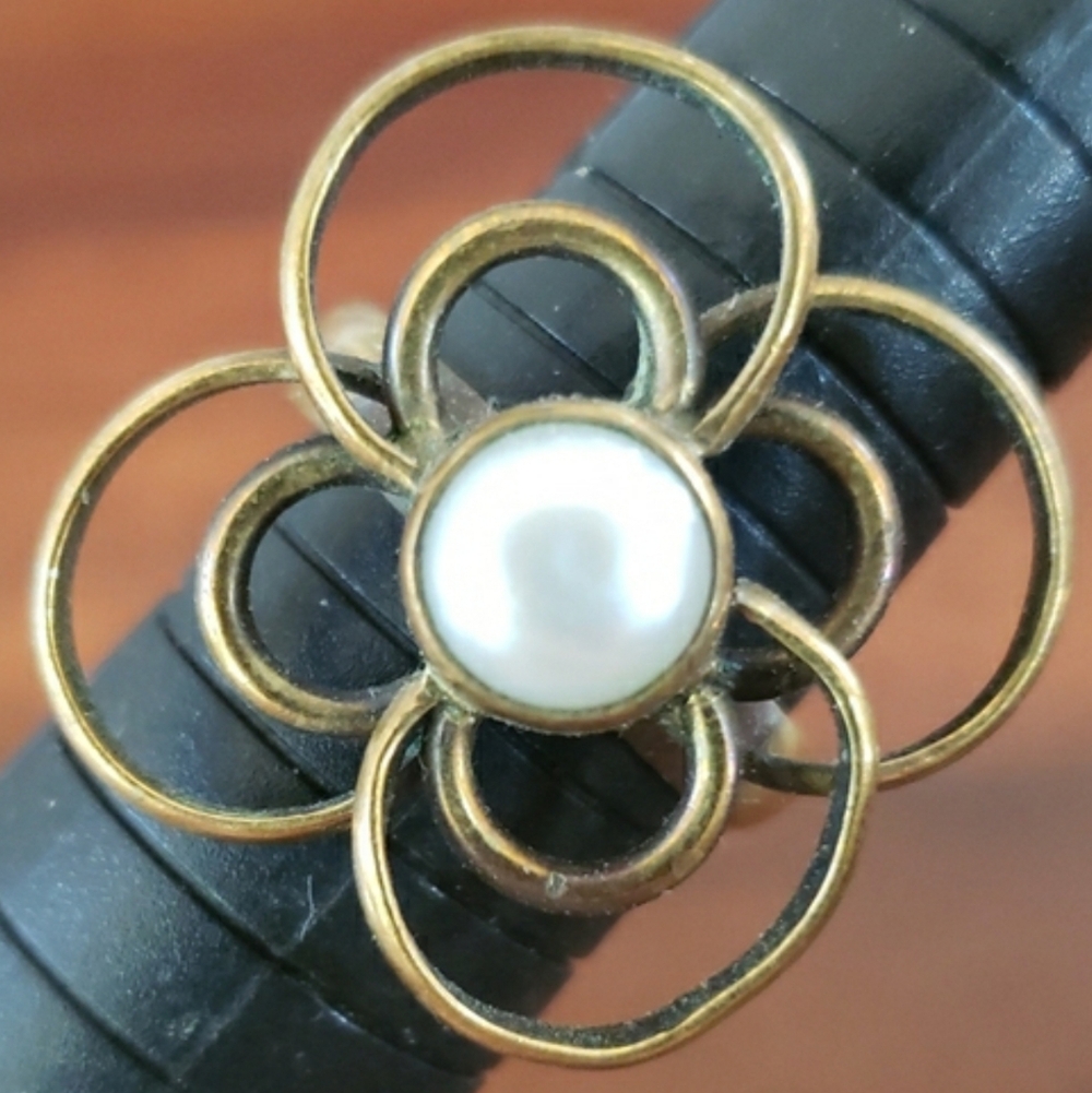Vintage Antique Brass Pearl Flower Ring Dainty Boho Adjustable Cocktail Ring - Picture 3 of 10